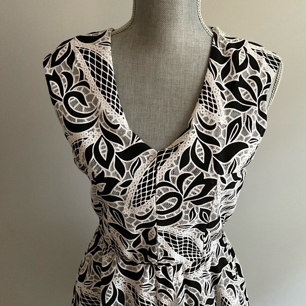 Collective Concepts Black & White Lace Dress Size Medium - Picture 2 of 10